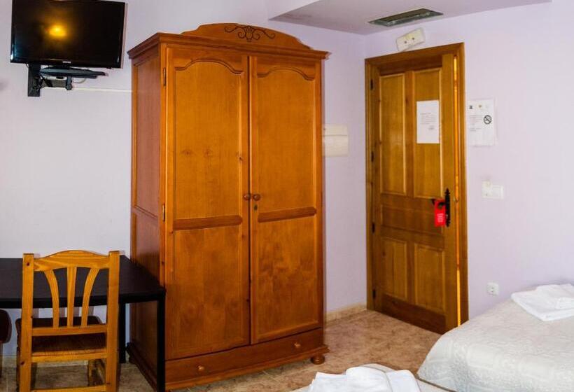 اتاق ساده سه‌ نفره, El Roble Hotel Restaurante