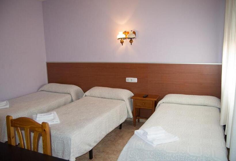 اتاق ساده سه‌ نفره, El Roble Hotel Restaurante