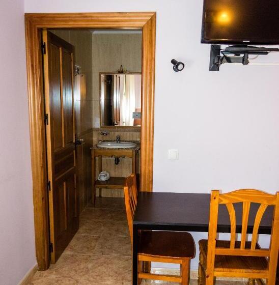 اتاق ساده سه‌ نفره, El Roble Hotel Restaurante