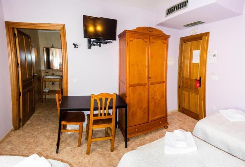اتاق ساده سه‌ نفره, El Roble Hotel Restaurante