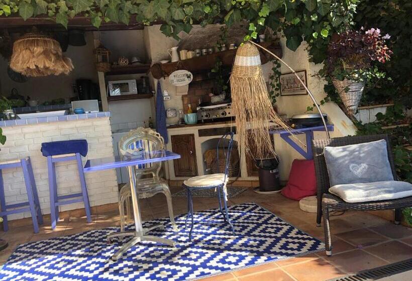 اتاق استاندارد با چشم‌انداز استخر, Les Grimaldines   Maison D Hôtes