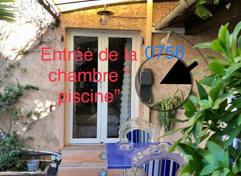 اتاق استاندارد با چشم‌انداز استخر, Les Grimaldines   Maison D Hôtes