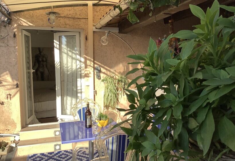اتاق استاندارد با چشم‌انداز استخر, Les Grimaldines   Maison D Hôtes