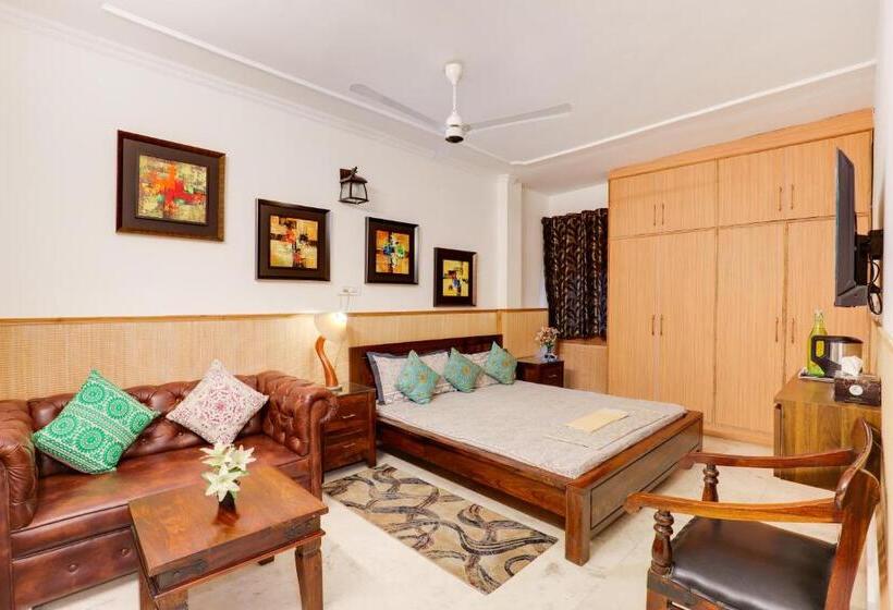 اتاق سوپریور با تخت بزرگ, House Of Comfort Noida