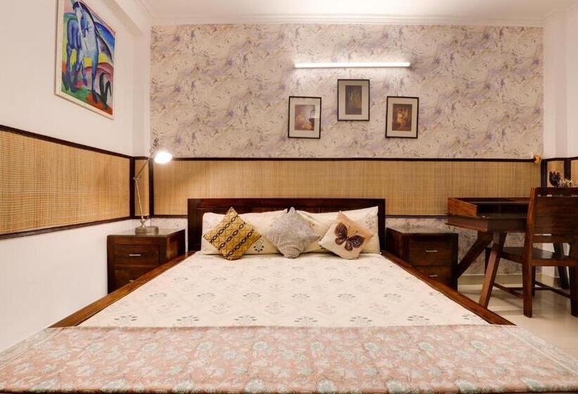 اتاق سوپریور با تخت بزرگ, House Of Comfort Noida