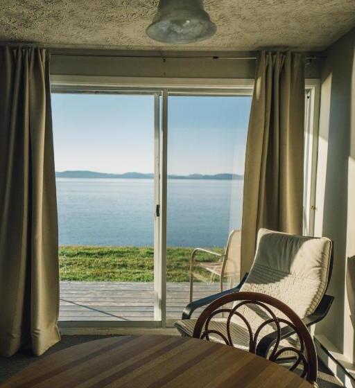 اتاق لوکس با بالکن و چشم‌انداز دریا, Auberge Sur Mer