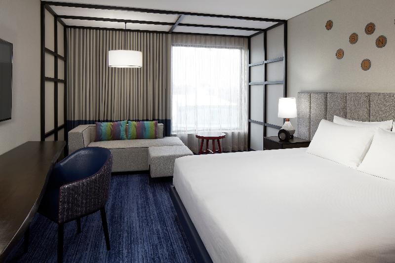 Standard Room King Bed Adapted for people with reduced mobility, Doubletree By Hilton Montreal