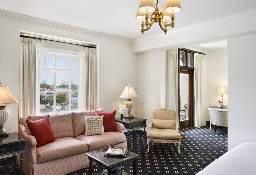 سوئیت با بالکن, French Quarter Inn