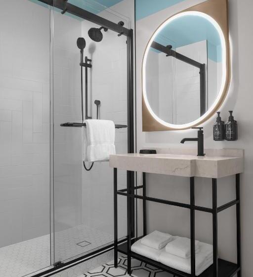חדר סטנדרט מותאם לאדם עם מוגבלויות, Indigo New Orleans French Quarter By Ihg