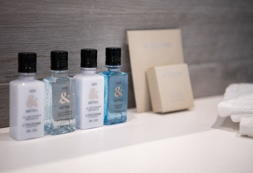 سوییت با چشم‌انداز دریا, Juliani   Boutique