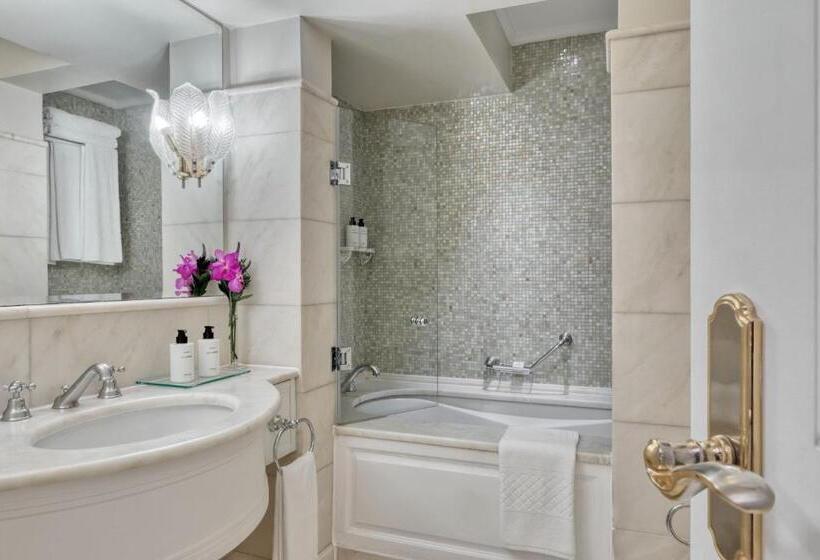 اتاق دلوکس با تخت کینگ و چشم‌انداز شهر, King George, A Luxury Collection Hotel, Athens