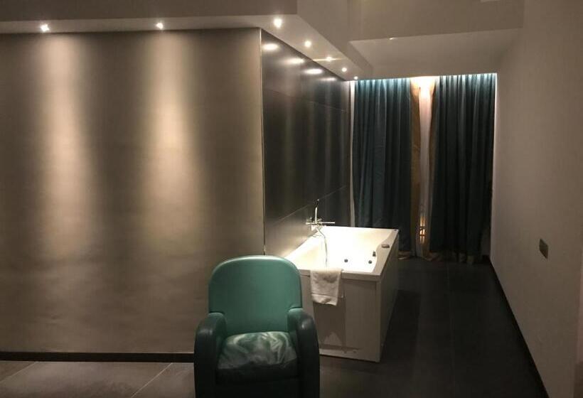 سوئیت با وان آب گرم, Mediterranea Hotel & Convention Center
