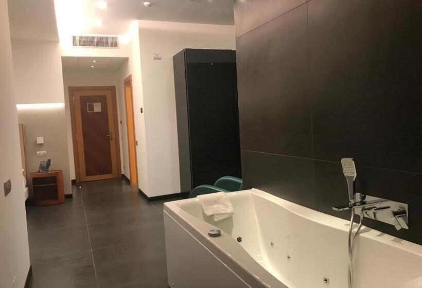 سوئیت با وان آب گرم, Mediterranea Hotel & Convention Center