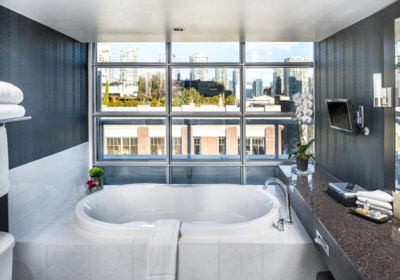 سوییت, Opus Vancouver