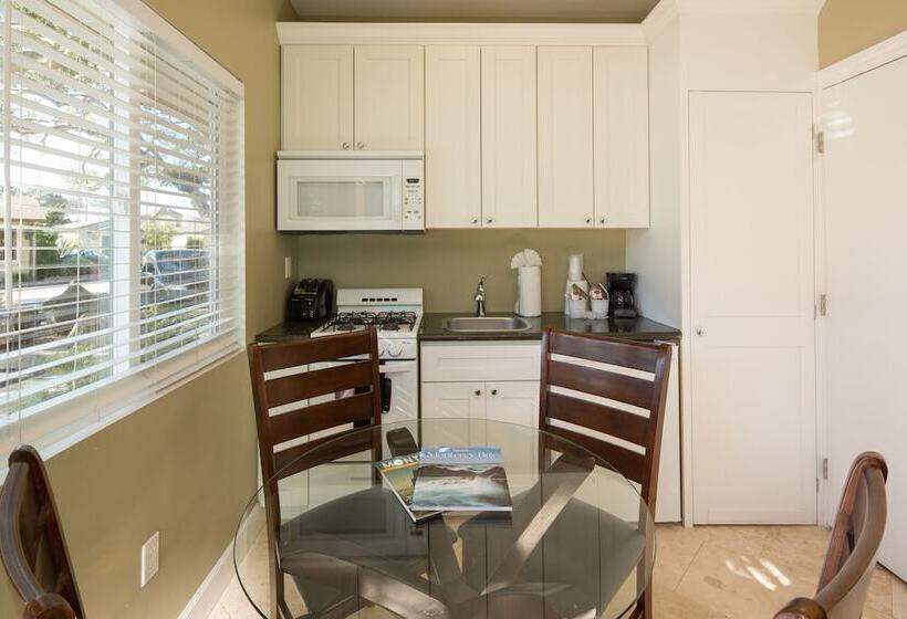 اتاق لوکس, Sea Breeze Inn  Pacific Grove
