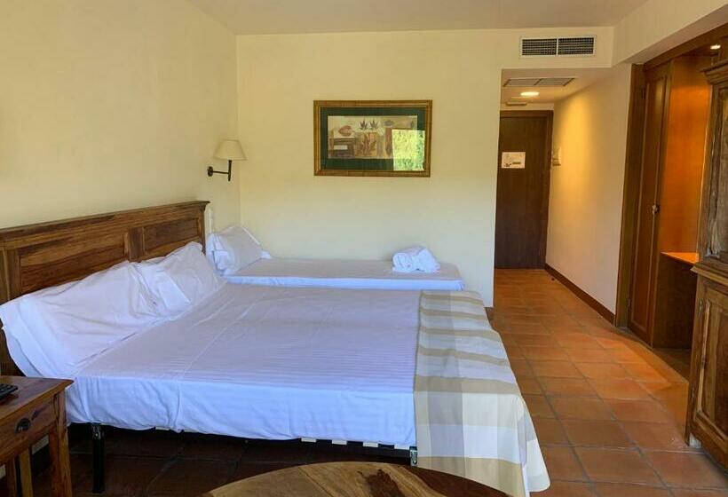 اتاق استاندارد سه نفره, La Figuerola Hotel & Restaurant