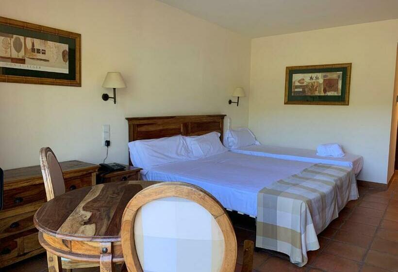 اتاق استاندارد سه نفره, La Figuerola Hotel & Restaurant