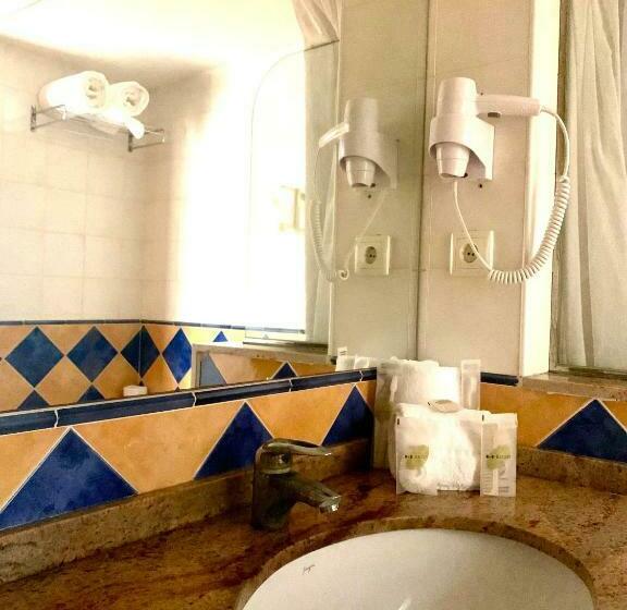 اتاق استاندارد سه نفره, La Figuerola Hotel & Restaurant
