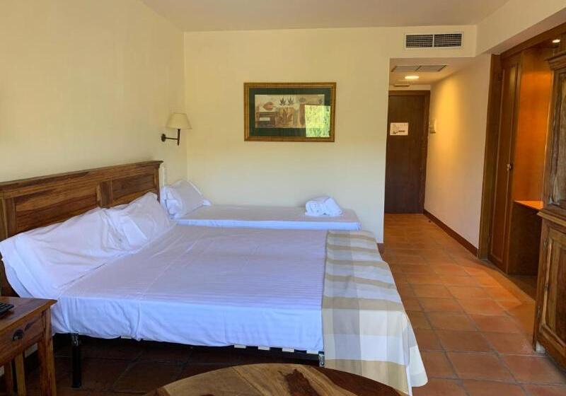 اتاق استاندارد سه نفره, La Figuerola Hotel & Restaurant