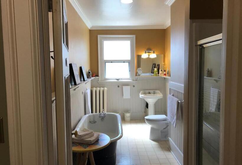 اتاق استاندارد با تخت بزرگ, Stirling House