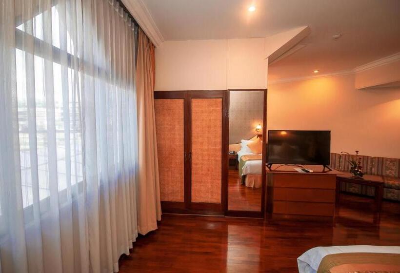 سوییت جونیور, Laotel Vientiane