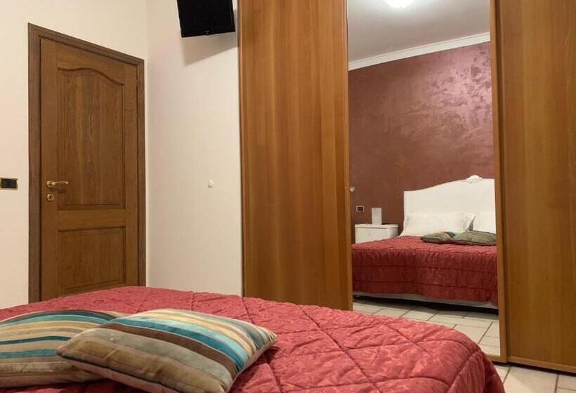 اتاق سه‌نفرۀ استاندارد با سرویس بهداشتی بیرون از اتاق, Peperosa B&b And Events