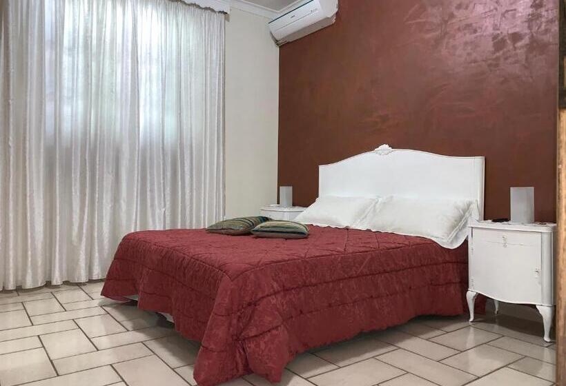 اتاق سه‌نفرۀ استاندارد با سرویس بهداشتی بیرون از اتاق, Peperosa B&b And Events