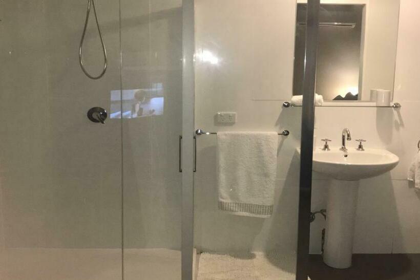 سوییت لوکس, Freshwater Bnb