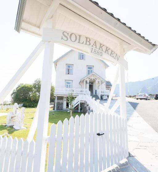 اتاق استاندارد سه نفره, Sakrisøy Gjestegård   Manor House In Sakrisøy   Solbakken Anno 1880