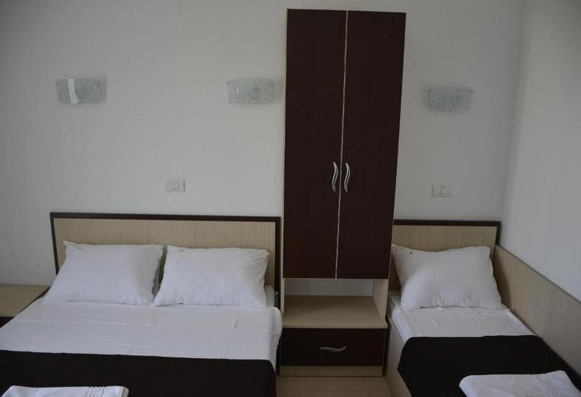 اتاق استاندارد سه نفره, Vila Cosmin
