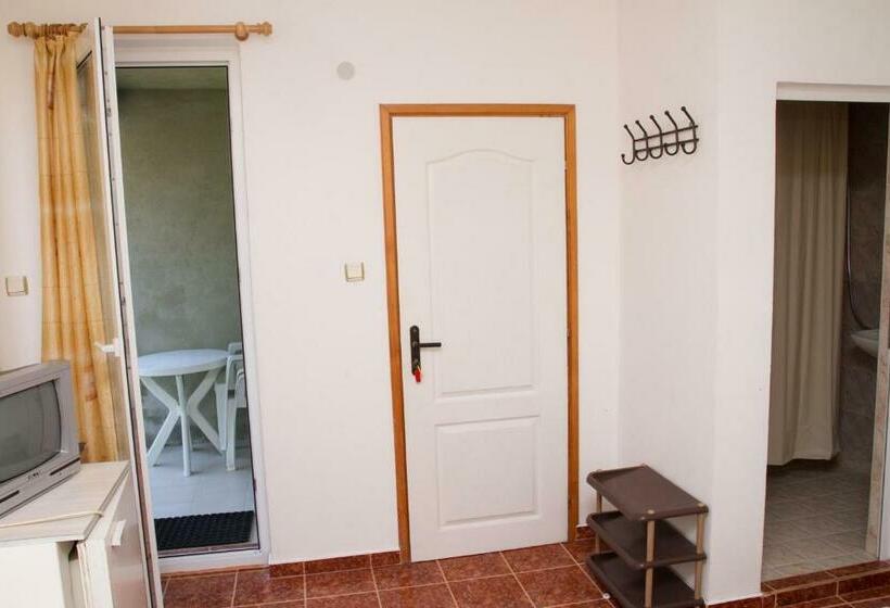 اتاق استاندارد سه نفره, Guest House Sokratovi