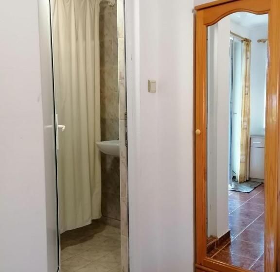 استودیوی استاندارد, Guest House Sokratovi