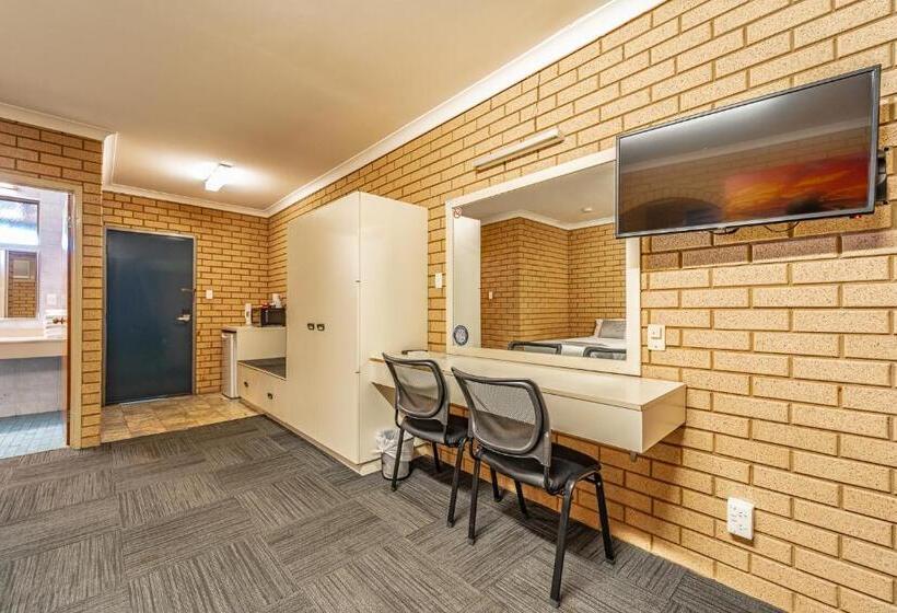 اتاق خانوادگی, Carnarvon Motel