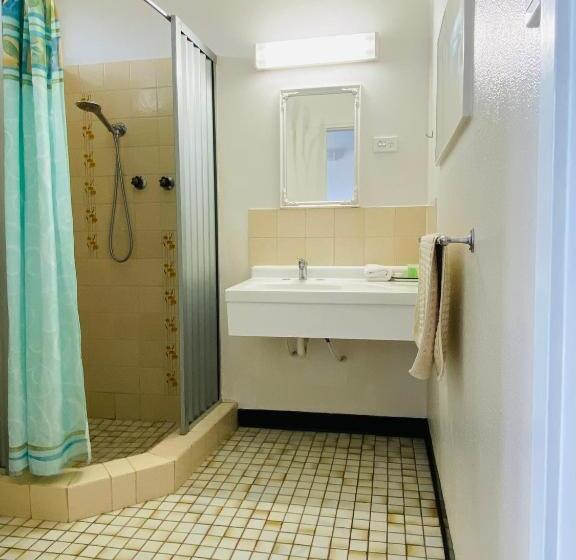 اتاق اکونومی, Mid Valley Motel