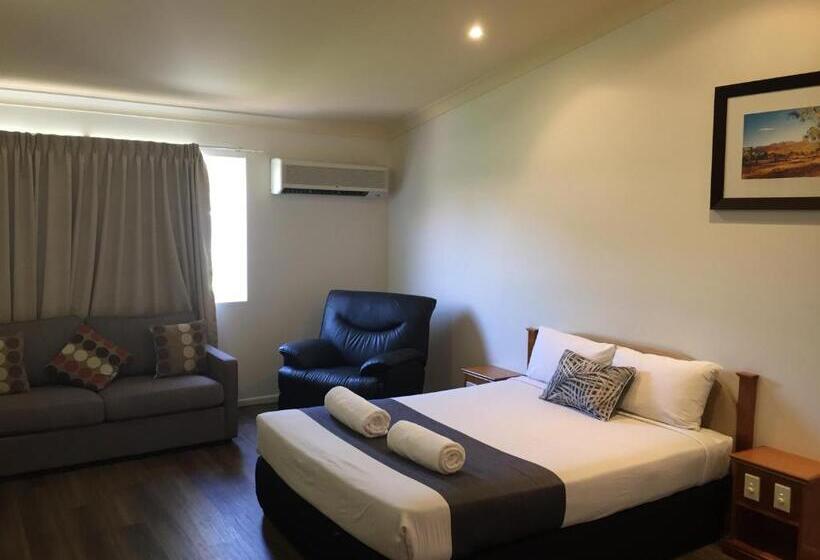 اتاق استاندارد با چشم‌انداز استخر, Emerald Explorers Inn