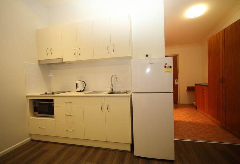 سوییت اجرایی, Emerald Explorers Inn