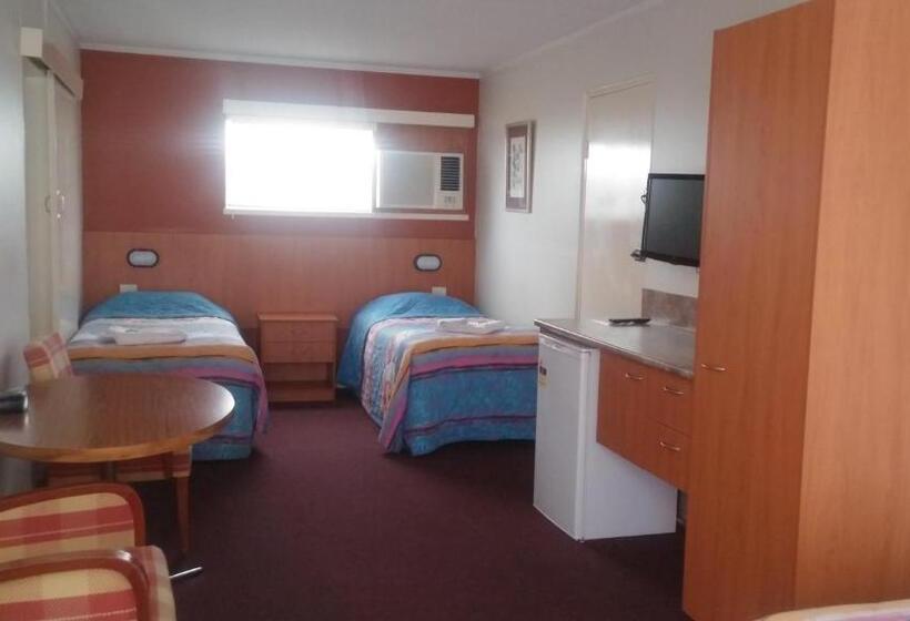 اتاق خانوادگی تودرتو, Motel Monaco