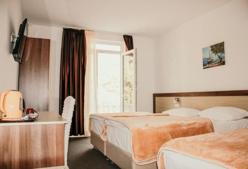 اتاق استاندارد سه تخته با بالکن, Villa Matic