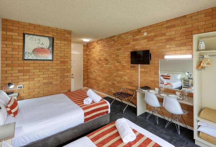 اتاق خانوادگی تودرتو, Court Street Motel