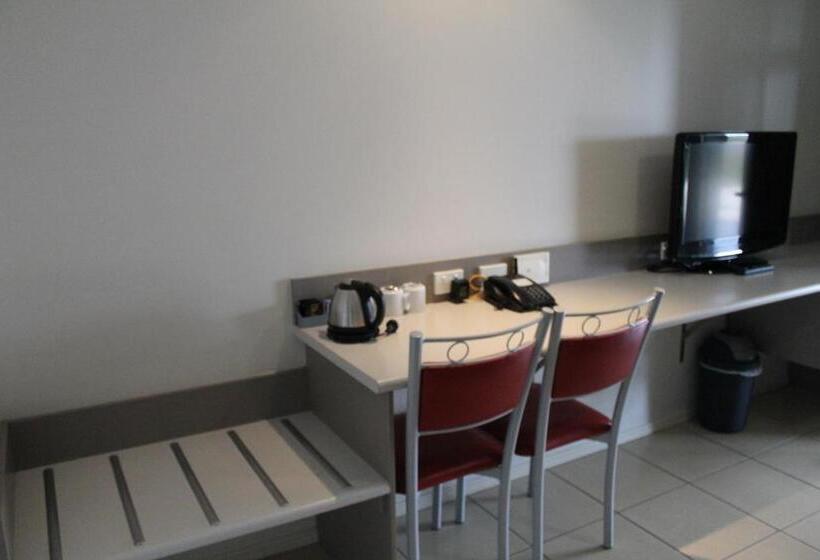 اتاق اجرایی سه نفره, Blackwater Motor Inn