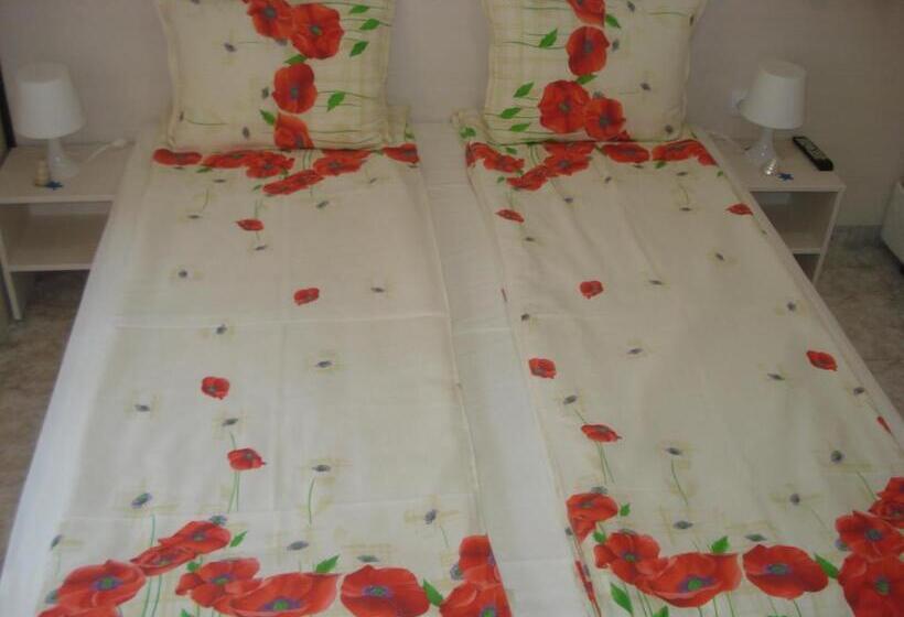 اتاق استاندارد سه نفره, Kupenova Guest House