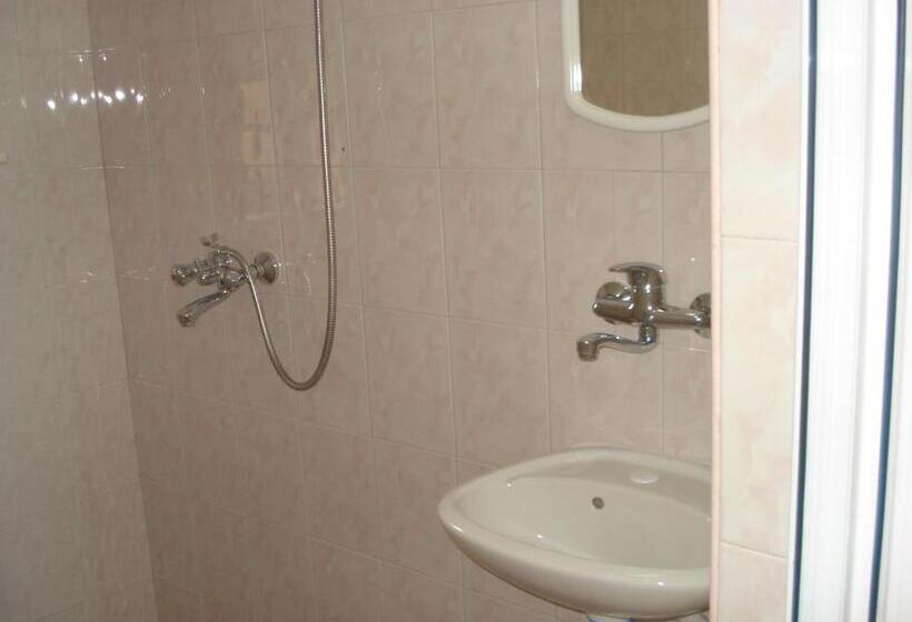 اتاق استاندارد سه نفره, Kupenova Guest House