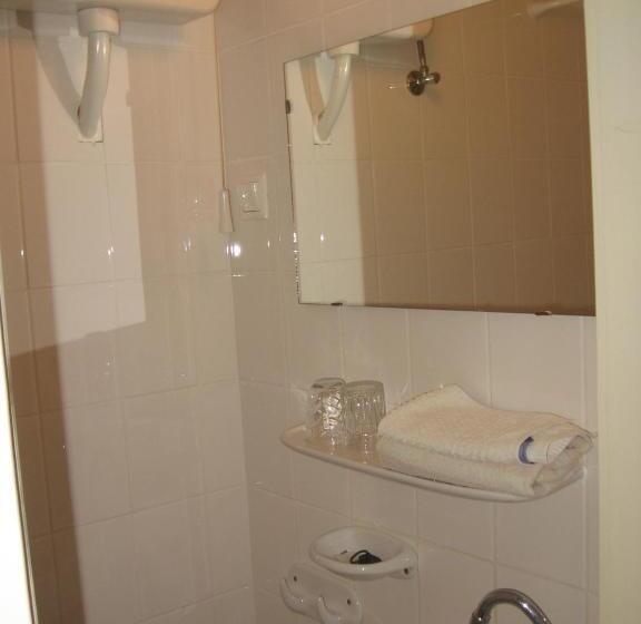 اتاق استاندارد چهار تخته, Mater Salvatoris House