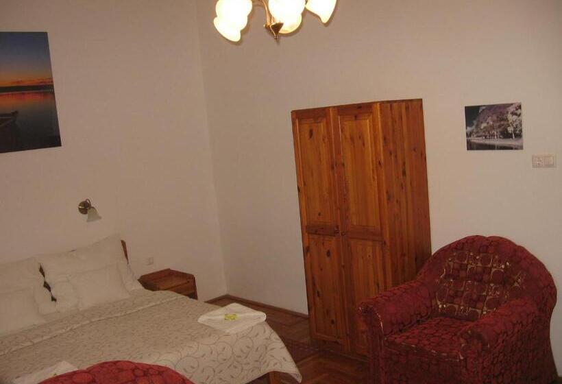 اتاق استاندارد, Mater Salvatoris House