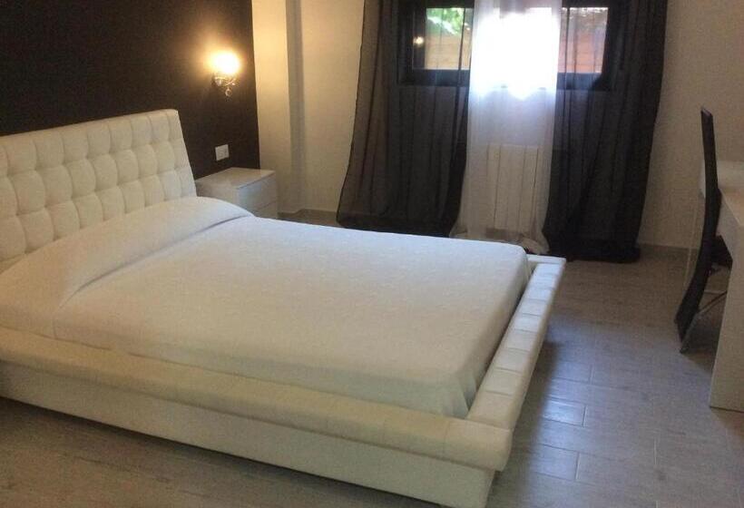 اتاق استاندارد, Hostal Mont Royal