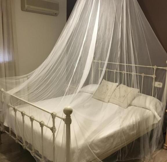 اتاق لوکس با بالکن, Hostal Mont Royal