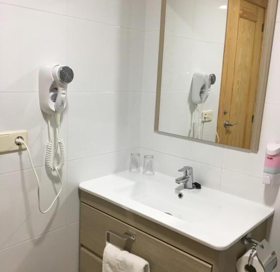 اتاق لوکس با بالکن, Hostal Mont Royal