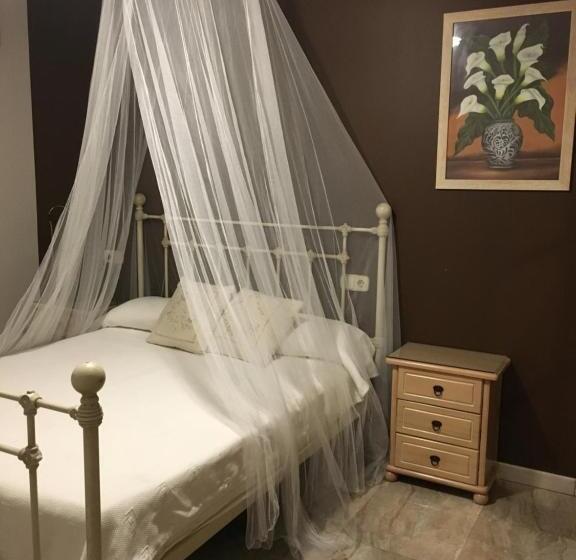 اتاق لوکس با بالکن, Hostal Mont Royal