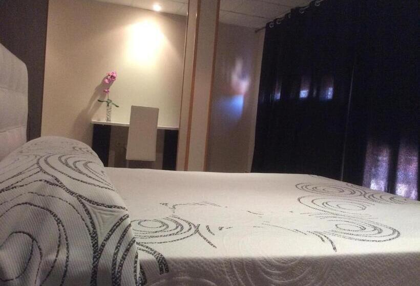 اتاق لوکس با بالکن, Hostal Mont Royal