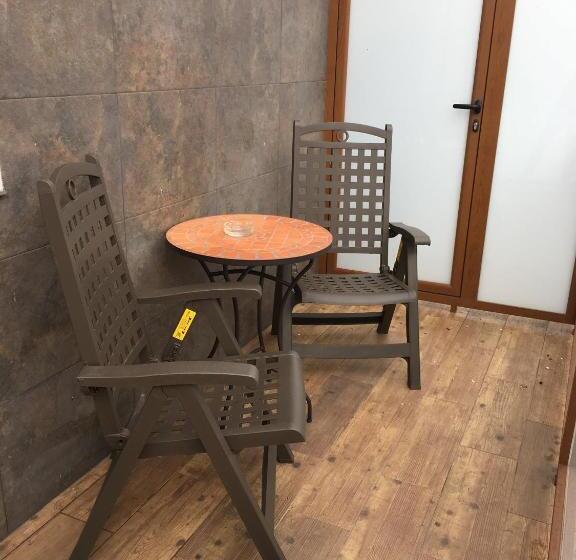اتاق لوکس با بالکن, Hostal Mont Royal